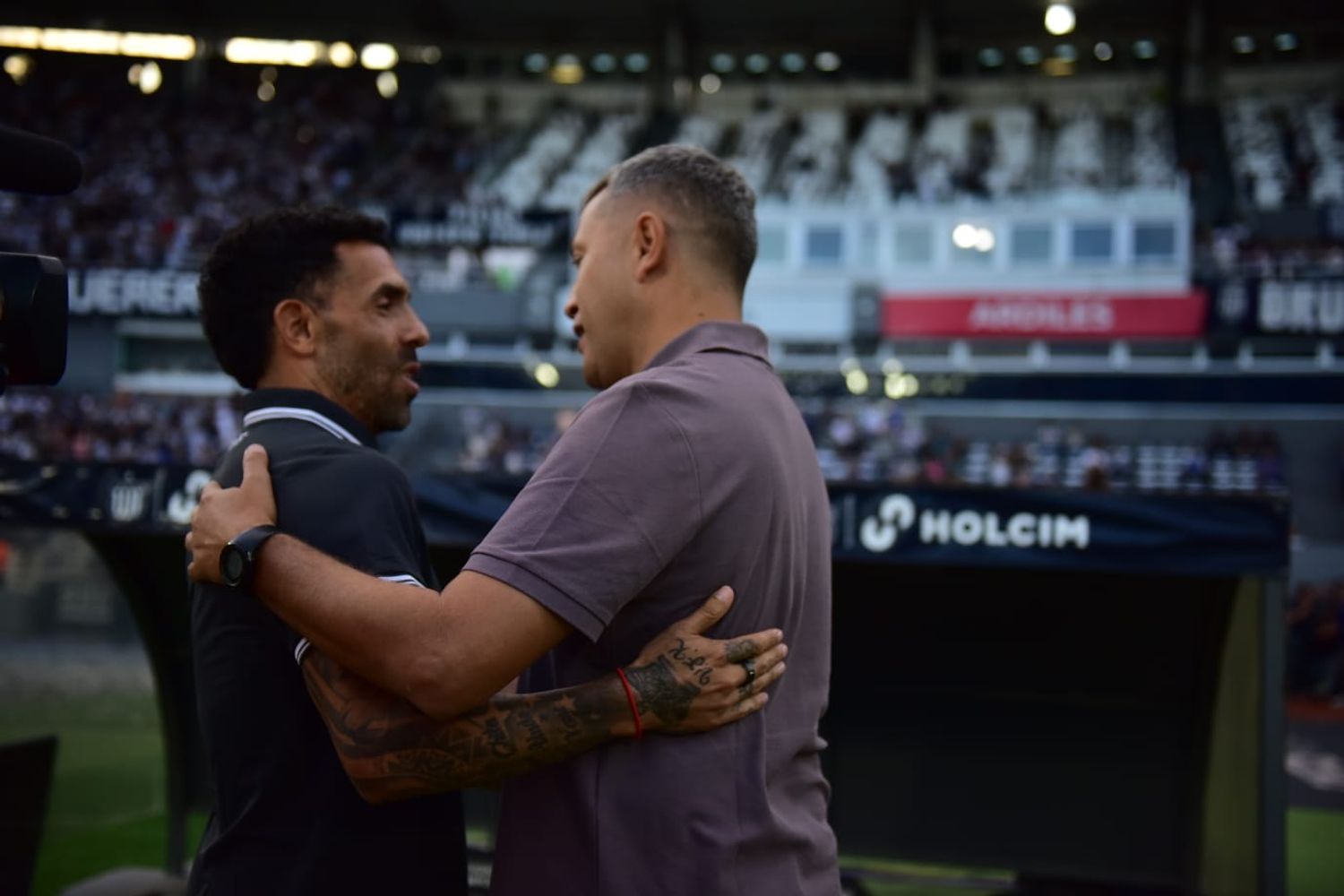 Calos Tévez y Diego Flores en un cordial saludo, en la previa del Talleres-Instituto.