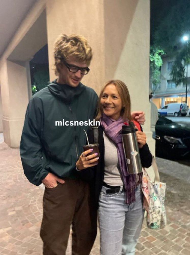 El tour porteño de Djo: qué hizo Joe Keery en Palermo y el inesperado regalo que recibió en La Bombonera