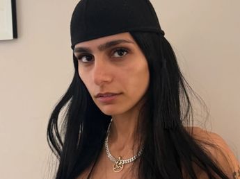 Buzo oversize, estética "no-pants" y detalles dorados: el audaz look de Mia Khalifa para andar en velero