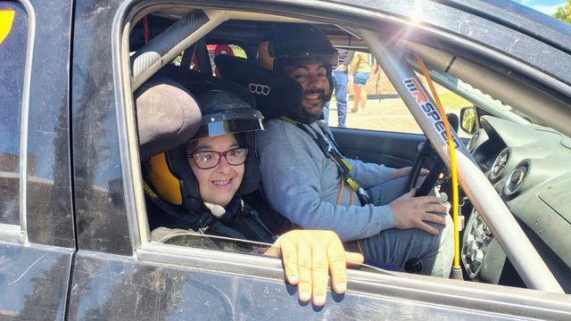 El curso también incluye actividades inclusivas con autos de competición.