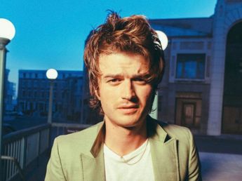 El tour porteño de Djo: qué hizo Joe Keery en Palermo y el inesperado regalo que recibió en La Bombonera