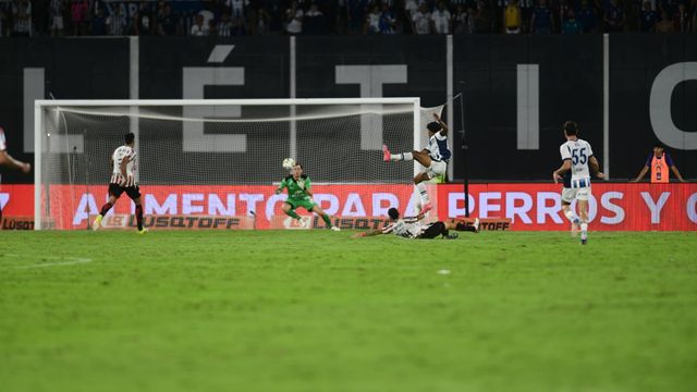 El brasileño Rick ya sacó el derechazo que será el 2-0 de la victoria de Talleres sobre Instituto.