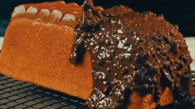 Budín de chocolate y caramelo casero.