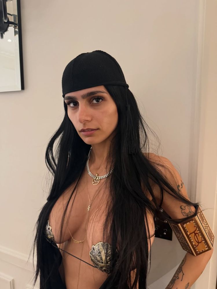 Sin corpiño y con mega escote: Mia Khalifa desafió todos los límites con un vestido al borde de la censura