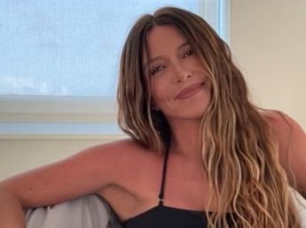 Top calado con brillos, pantalón con volados laterales y estética "boho chic": el look nocturno de Mónica Ayos a los 54 años