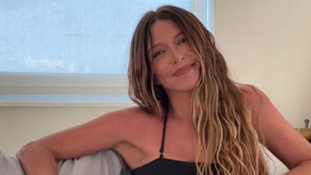 Top calado con brillos, pantalón con volados laterales y estética "boho chic": el look nocturno de Mónica Ayos a los 54 años