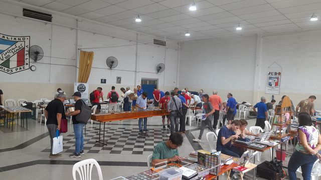 El encuentro incluye mesas de intercambio de monedas, billetes y estampillas. Foto de archivo