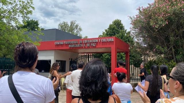 Protesta de familias frente al Centro Parroquial Margarita A. de Paz por las denuncias que investiga la Justicia. Foto de archivo.