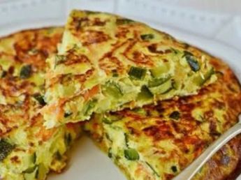 Sin masa comprada ni relleno pesado: la tarta de zapallitos invertida que se cocina en 15 minutos