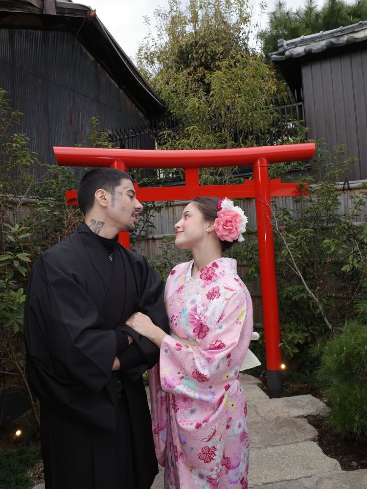 Duki y Emilia viajaron a Japón junto a sus amigos.