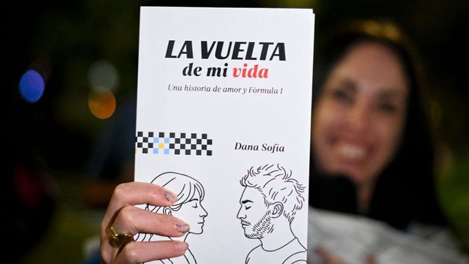 De la oficina a volverse viral: quién es la cordobesa que escribió un libro inspirado en Franco Colapinto
