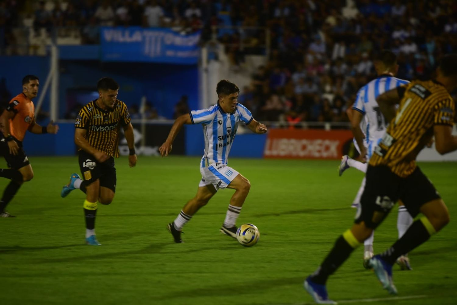 Racing se impuso 2 a 1 en Nueva Italia, por la Primera Nacional.