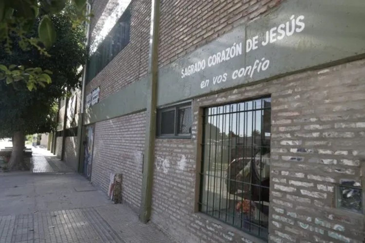 Cuelgan banderas con amenazas en escuelas de Rosario. 