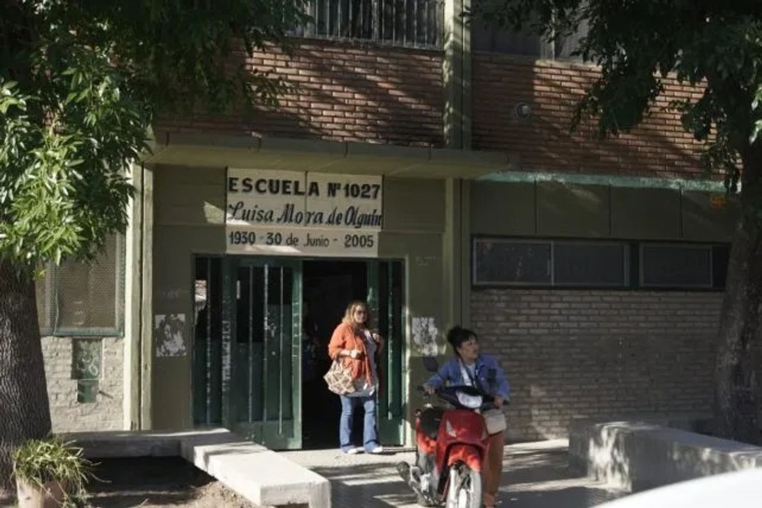Cuelgan banderas con amenazas en escuelas de Rosario.