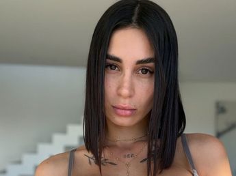 Desde la playa, Cam Nair dio  cátedra de estilo con el pañuelo animal print tendencia de la temporada