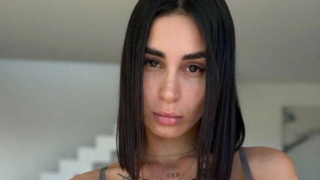 Desde la playa, Cam Nair dio  cátedra de estilo con el pañuelo animal print tendencia de la temporada