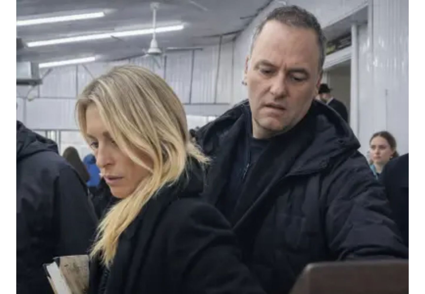 Manuel Adorni llevó a su esposa a un viaje oficial del gobierno.