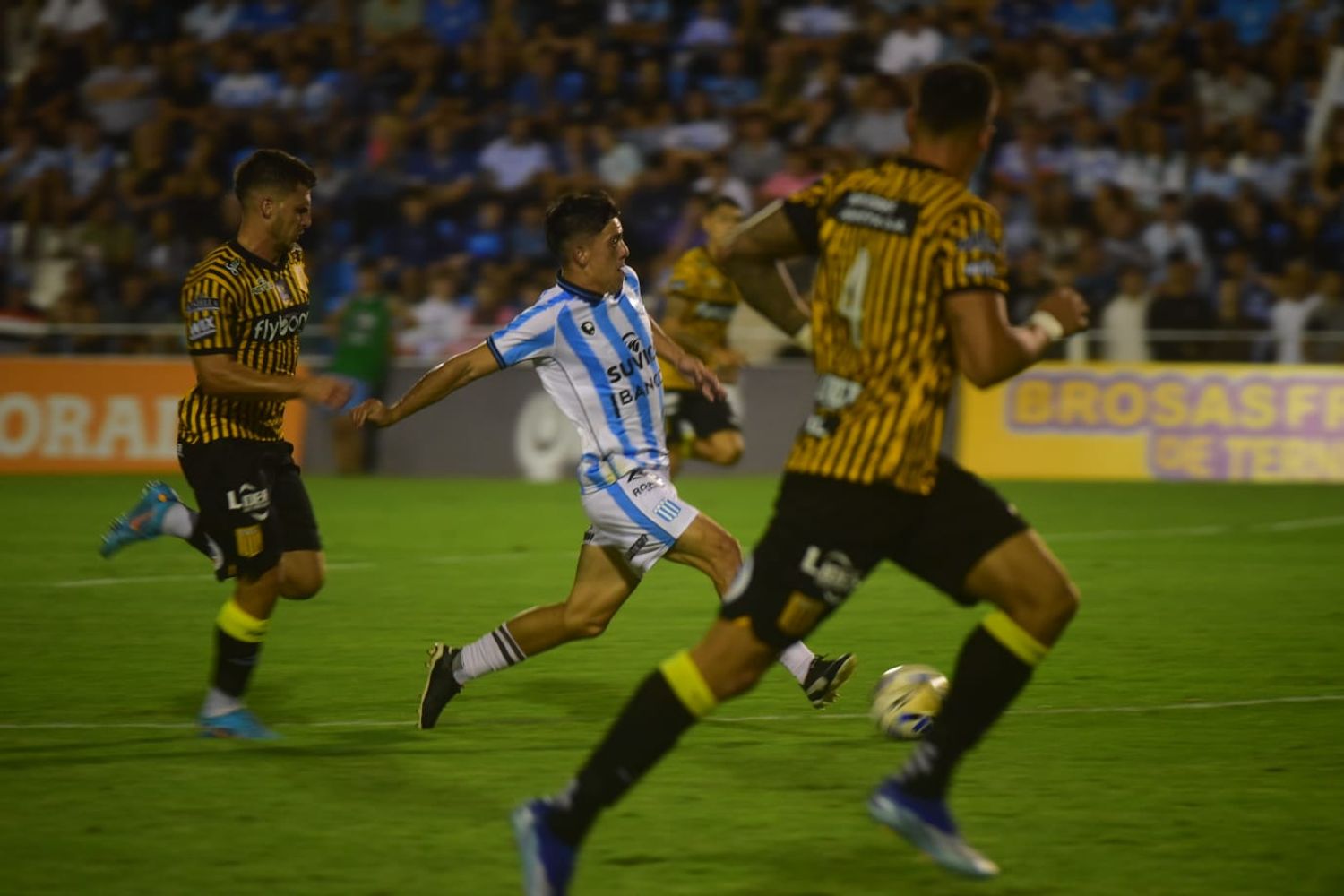 Con Ricardo Centurión titular, Racing ganó en Nueva Italia.