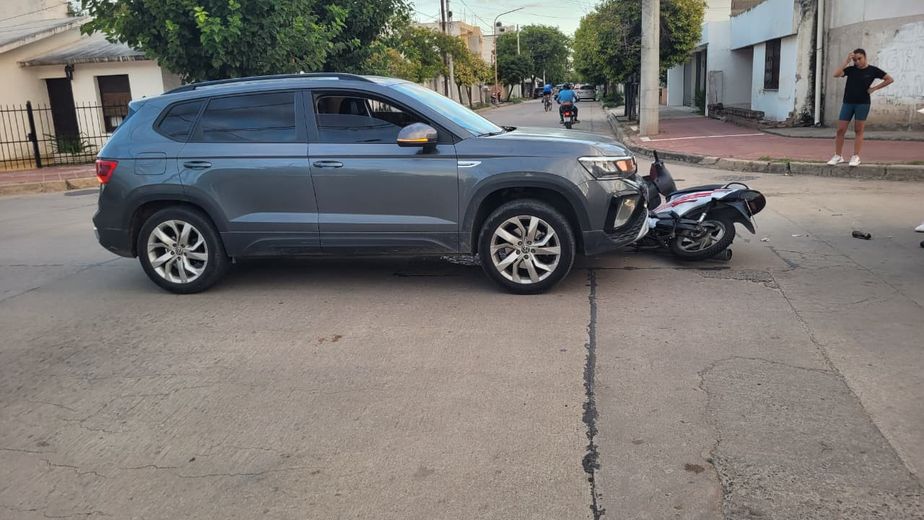 Dos chicas menores de edad resultaron lesionadas tras el accidente en una motocicleta en Arroyito