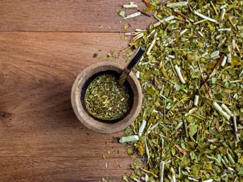 La prueba de la mano: el truco infalible para saber si una yerba es de buena calidad o si te va a dar acidez