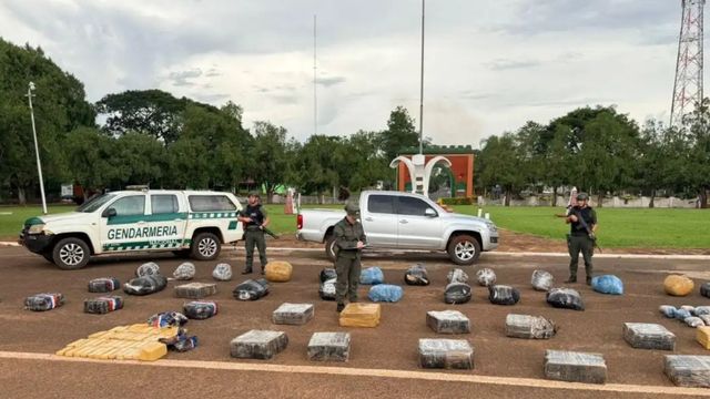 Secuestran más de 700 kilos de marihuana abandonados en una camioneta en Puerto Esperanza.