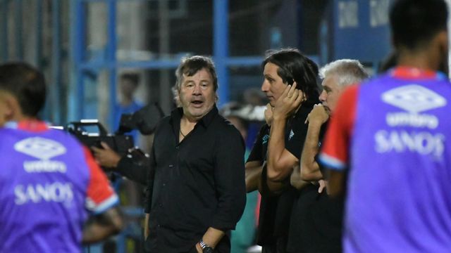 Ricardo Zielinski y Juan Carlos Olave, en el análisis del equipo que pondrá Belgrano ante Talleres.