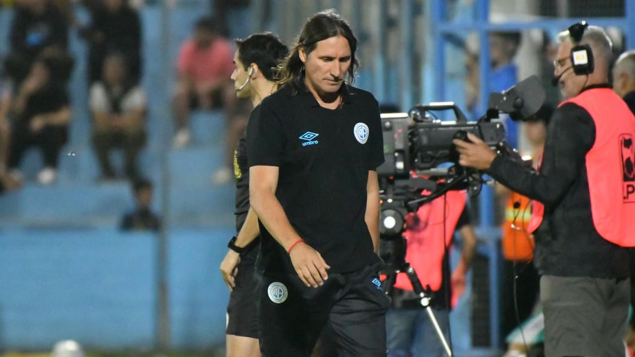 Belgrano puntero, con Zielinski expulsado: "Ganamos un partido durísimo", destacó Olave