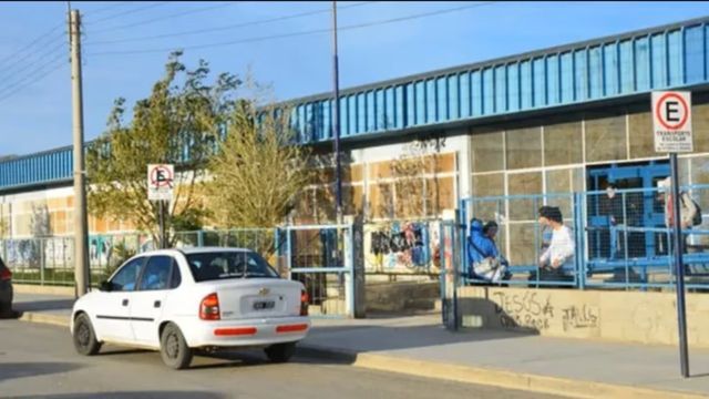 Una madre fue a reclamar por las malas notas de su hija y terminó golpeando a una docente