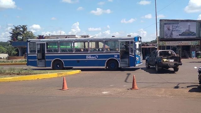 Choque frontal entre un colectivo y una camioneta en Jardín América dejó un herido.