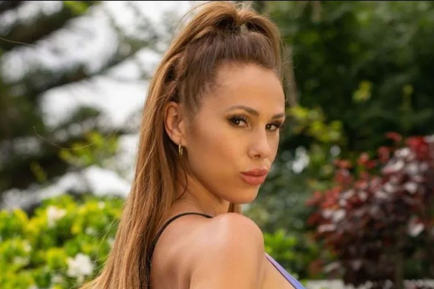 Barby Silenzi marcó tendencia con un saco sastrero color amarillo y lo combinó con el jean estrella de la temporada