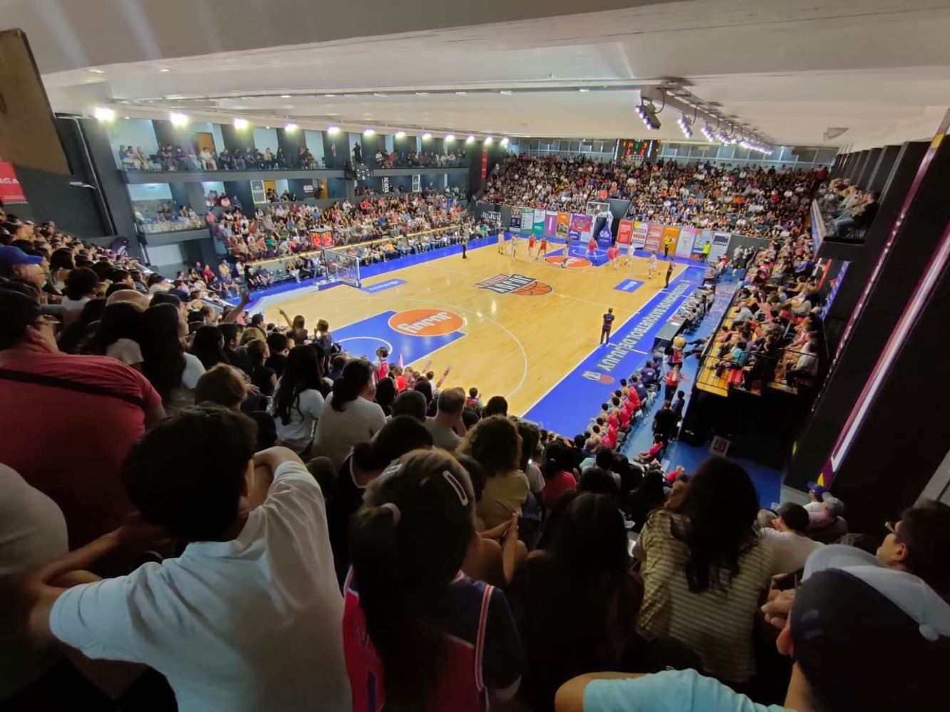 El público colmó el estadio de la Federación Jujeña de Básquet este viernes, en la despedida de los "Cóndores" antes de cerrar la fase regular.
