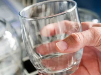 Estas son 3 ideas para reciclar los vasos de vidrio viejos y transformarlos en decoración para el hogar