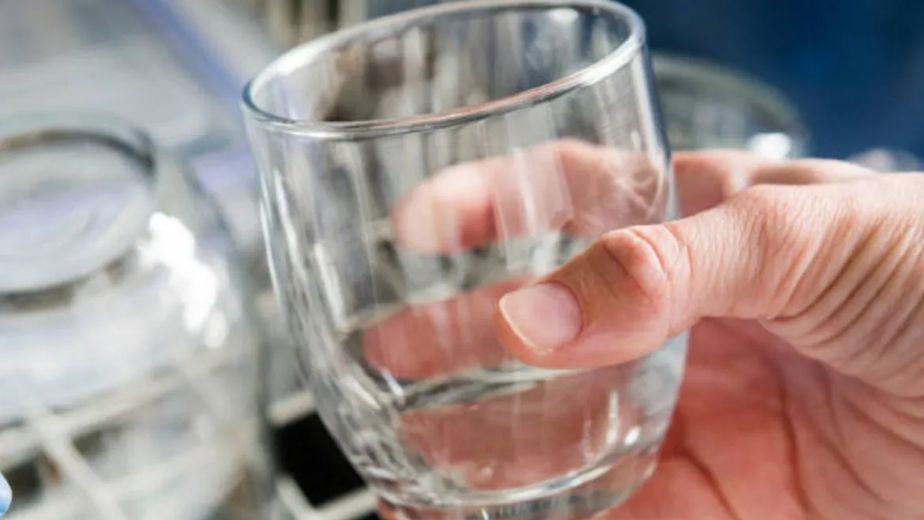 Estas son 3 ideas para reciclar los vasos de vidrio viejos y transformarlos en decoración para el hogar