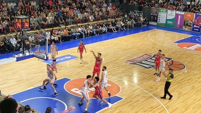 En partido parejo que se definió sobre el final, Jujuy Básquet cayó ante San Isidro de Córdoba por 74 a 69.