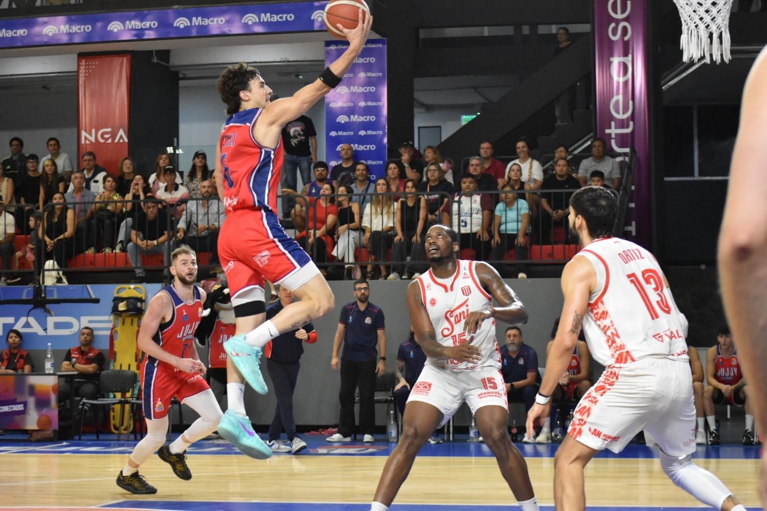 Clavado en el parquet, Christopher Hooper observa el vuelo del "cóndor" Ramiro Stehli, que terminaría en una conversión que hizo estallar a la tribuna.