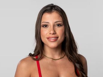 Desde la playa, Jenifer Lauria, la ex Gran Hermano, desafió los límites de la censura con una bikini ultra cavada