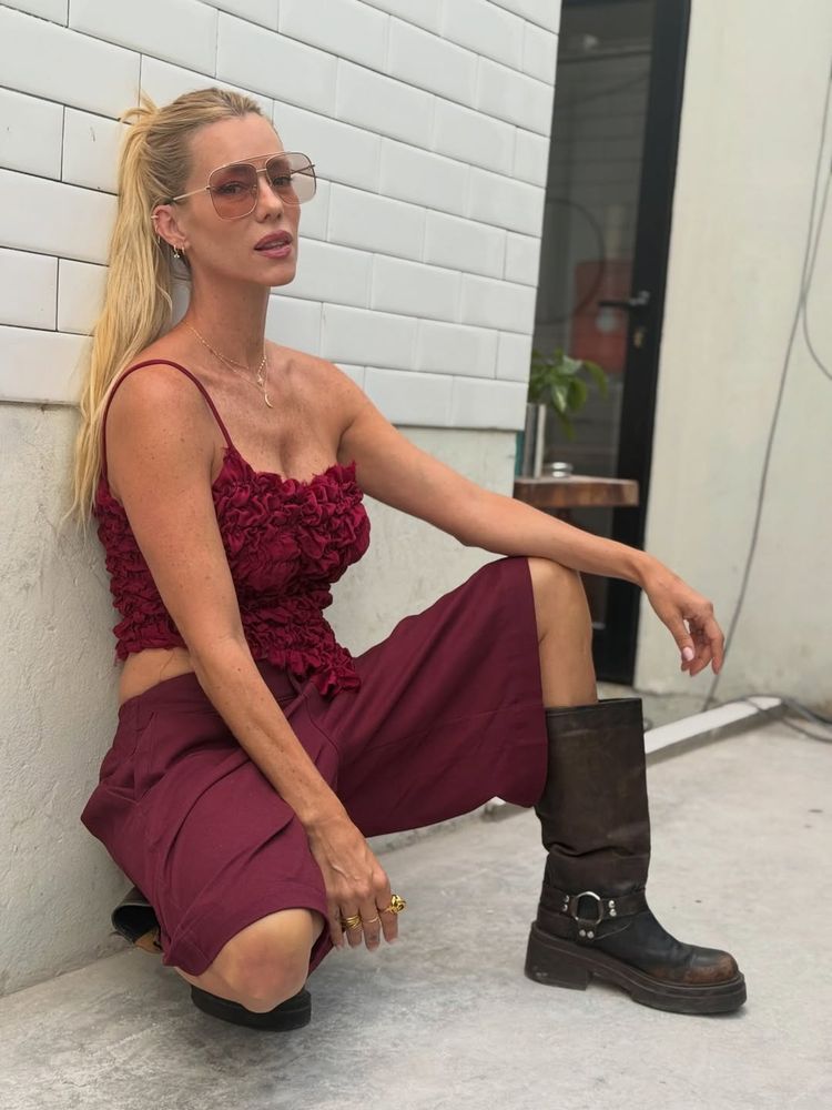 Nicole Neumann dio cátedra de estilo con una prenda retro y marcó tendencia con las botas de la próxima temporada