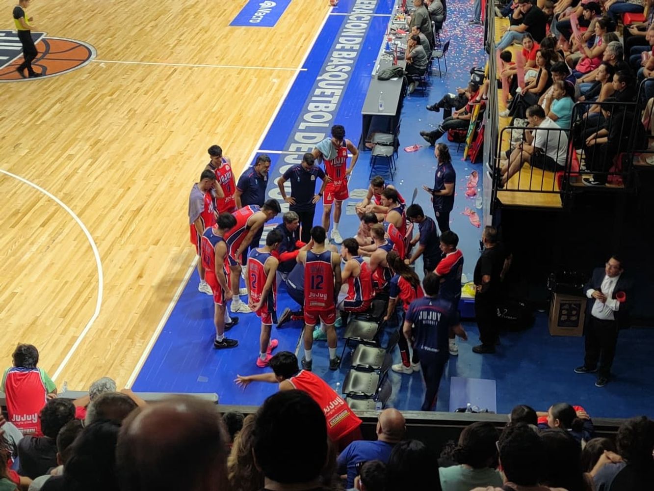 El entrenador Guillermo Tasso llama a sus jugadores para reordenar la estrategia. El equipo logra equilibrar el tanteador, pero el esfuerzo no sería suficiente.