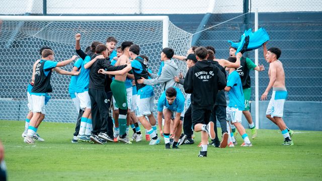 Festejo de los juveniles de Belgrano en cancha de Talleres.