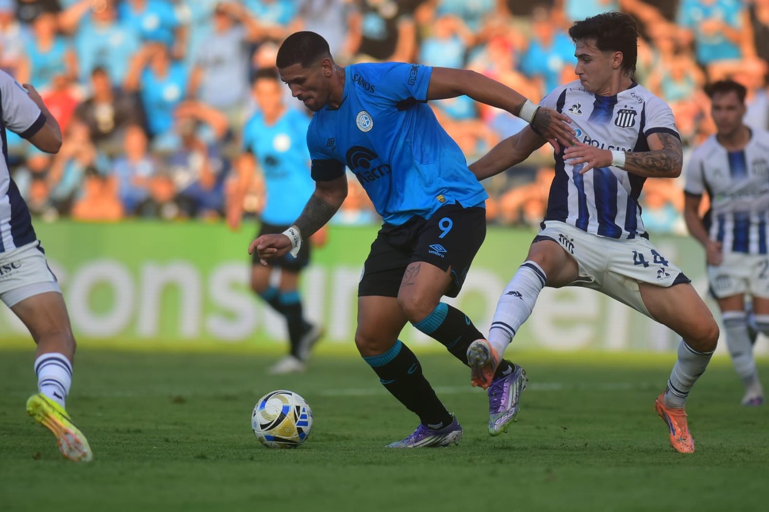 Lucha sin cuartel de Santiago Fernández, en el empate de Talleres en Alberdi.