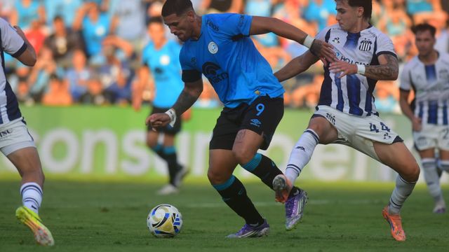 Lucha sin cuartel de Santiago Fernández, en el empate de Talleres en Alberdi.