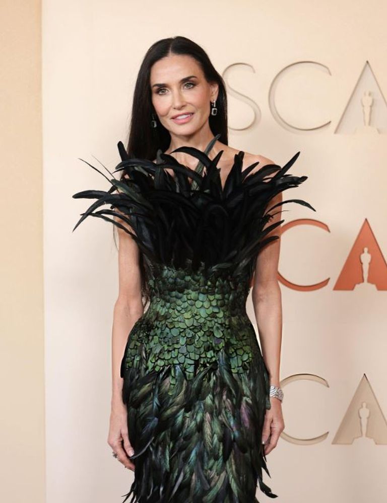 A los 63 años, Demi Moore dio cátedra de estilo con un look de plumas ultra ajustado
