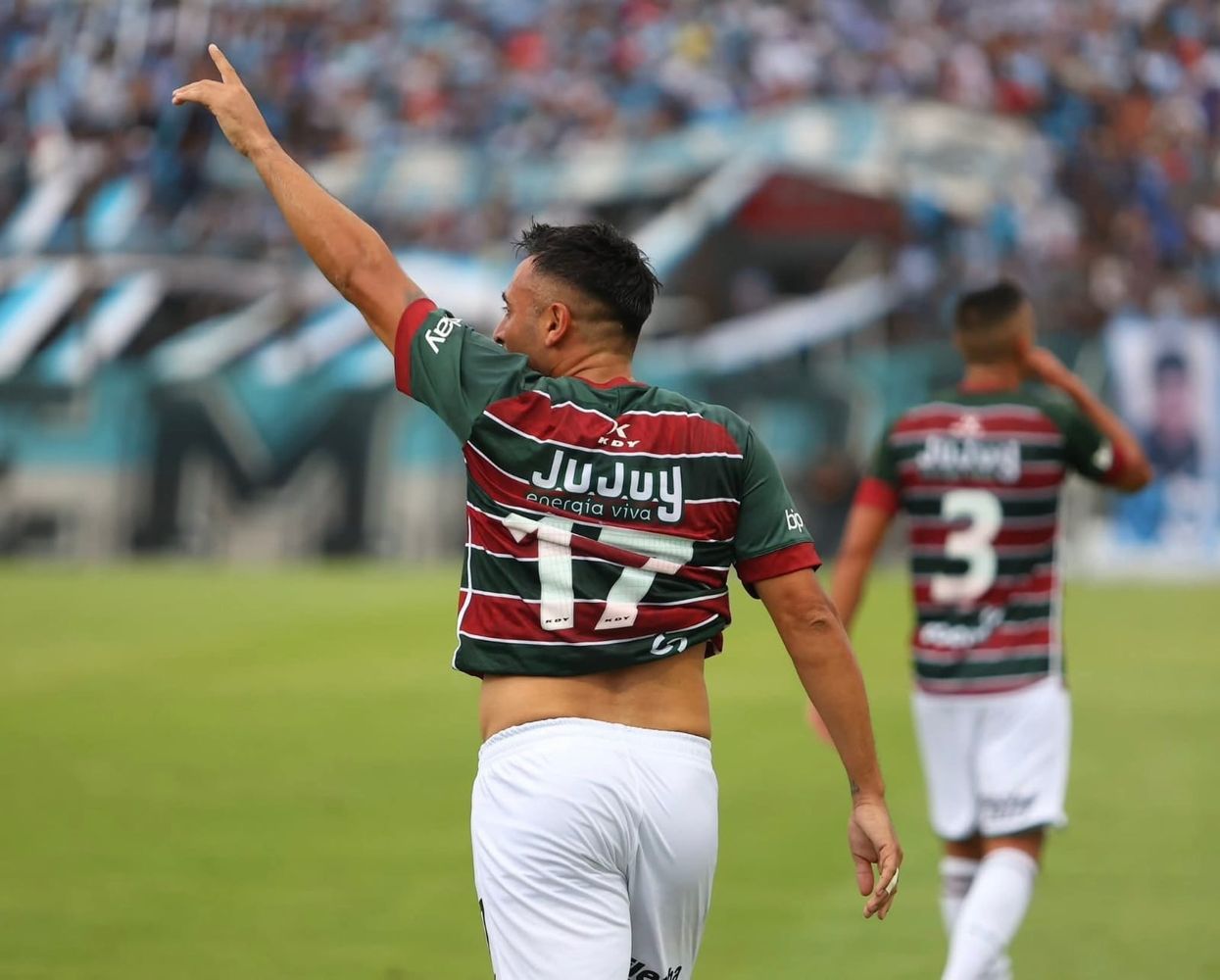 Francisco Molina, ejecutante del centro para el primero y autor del segundo -que fue golazo-, resultó pieza clave para dar vuelta el resultado a favor del “Lobo”.