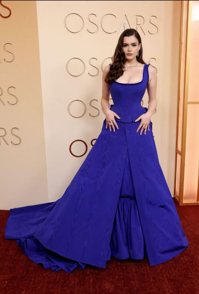 Barbie Ferreira, la actriz de Euphoria, burló la censura en los Premios Oscar con un vestido azul eléctirco ultra escotado