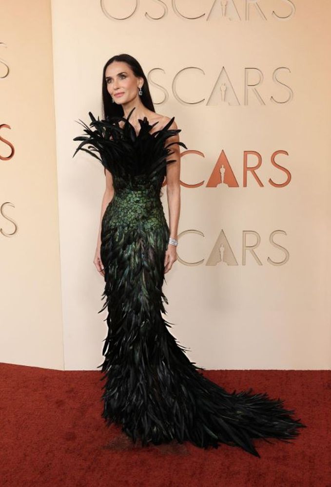 A los 63 años, Demi Moore dio cátedra de estilo con un look de plumas ultra ajustado
