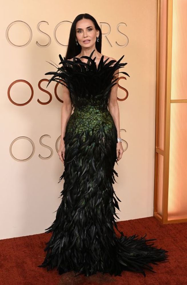 A los 63 años, Demi Moore dio cátedra de estilo con un look de plumas ultra ajustado