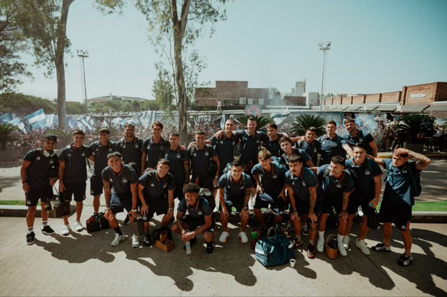El plantel de Talleres y el baño de cariño en el banderazo. Fuerte apoyo de los hinchas. 