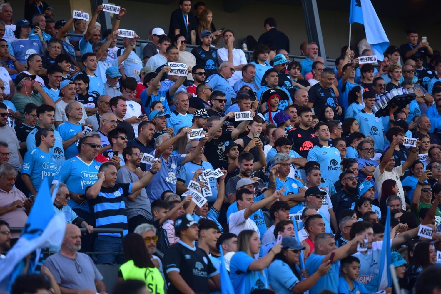 Hinchas de Belgrano, con la cargada para Talleres