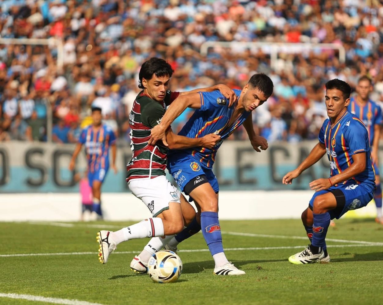 Después de un primer tiempo para el olvido, el conjunto de Hernán Pellerano revirtió la tarde y con los tres puntos logrados, escala a la segunda posición de la tabla de la Zona B.
