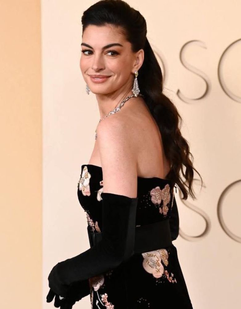 Anne Hathaway dio cátedra de estilo con el look más sofisticado de la noche de los Premios Oscar y marcó tendencia